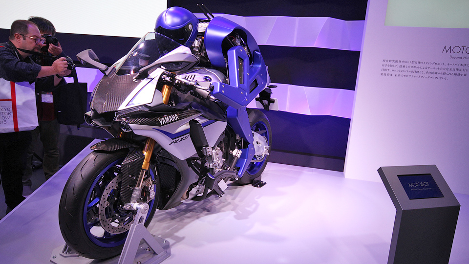 Компания Yamaha создала робота-мотоциклиста