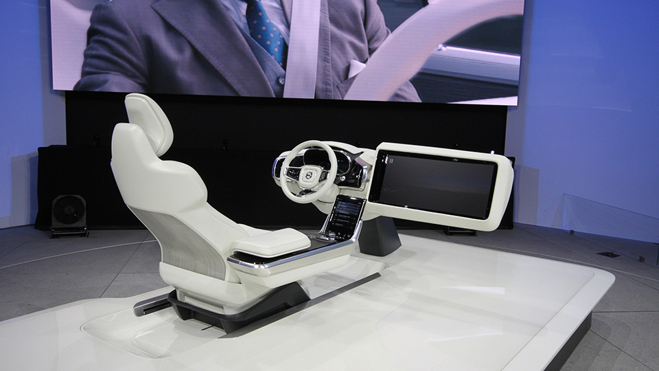 Шведы показали салон автомобиля с выдвижным экраном