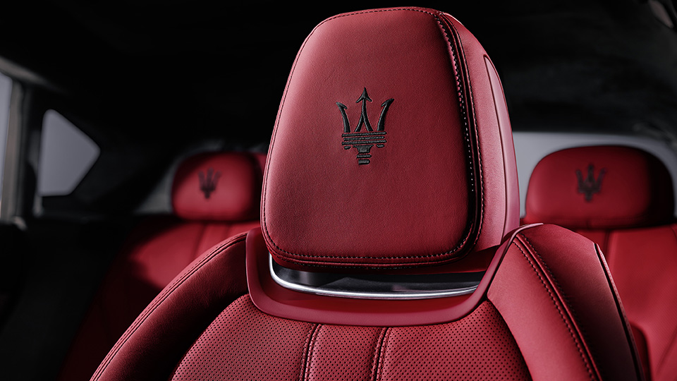 Мощнейшая версия кроссовера Maserati получила 430-сильный двигатель. Фото 5