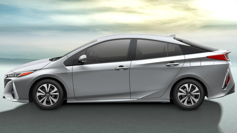 Toyota Prius Prime будет тратить 1,4 литра бензина на сто километров. Фото 1