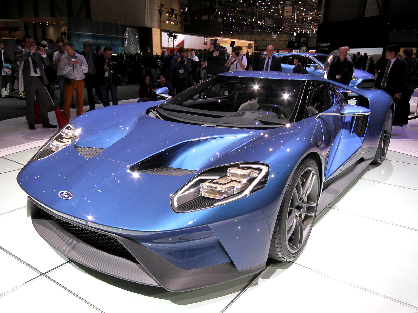 Ford заставит покупателей использовать суперкар GT по назначению