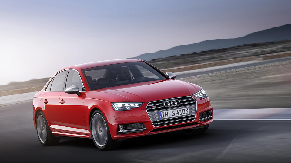 Audi представила седан и универсал S4 нового поколения