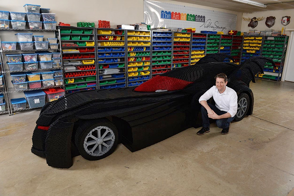 Американец построил «Бэтмобиль» из 500 тысяч кубиков Lego