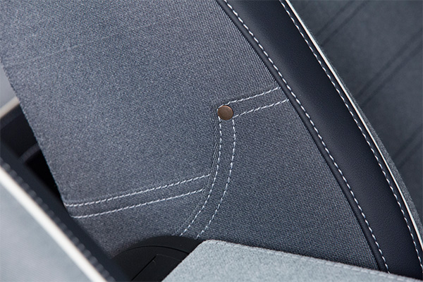 VW обшил Beetle джинсовой тканью