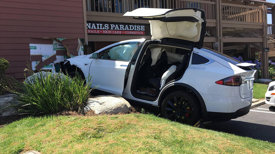 Владелец Tesla Model X назвал виновником аварии автомобиль
