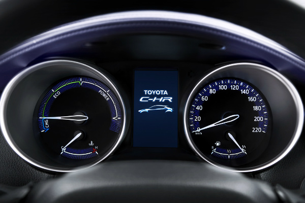 «Тойота» показала интерьер конкурента Nissan Juke