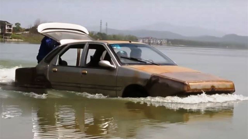 Сметливый китаец скрестил лодку и автомобиль